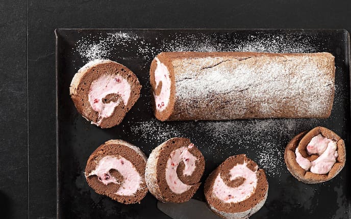 Schoko-Biskuitroulade mit Preiselbeerobers, Biskuitroulade, Schokoladen-Roulade, Backblech