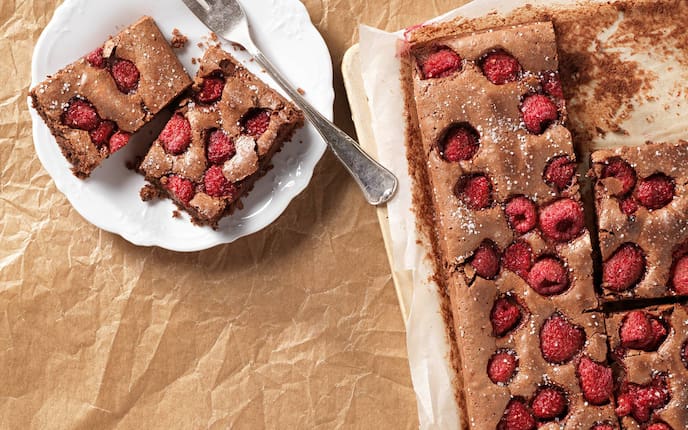 Schoko-Blechkuchen mit Himbeeren (Bild: Eisenhut & Mayer)