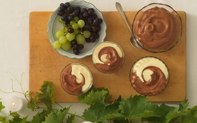 Schokomousse, helle Mousse, dunkle Mousse, Weintrauben, Weinblätter, Nachspeise, Servus Rezept