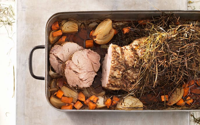 Schweinsschopfbraten im Heu (Bild: Eisenhut & Mayer)