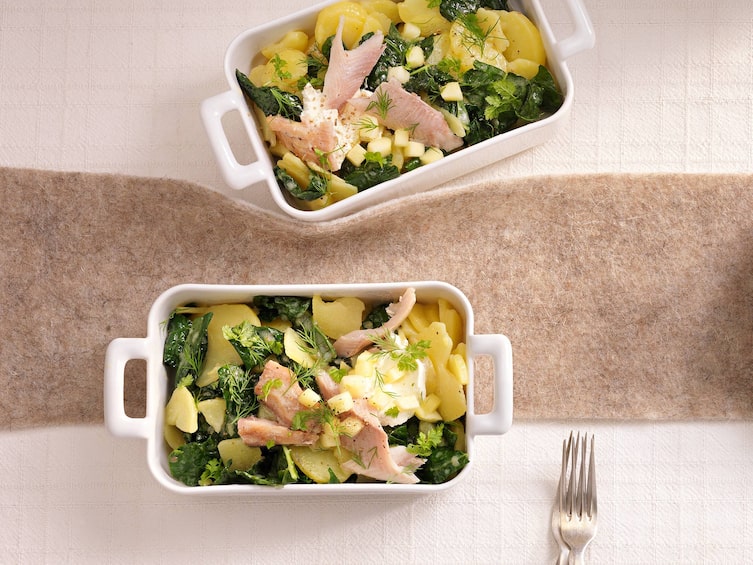 Schwarzkohl-Erdäpfel-Salat mit Räucherfisch, Kartoffel, Salat, Räucherfisch, Fisch, Kohl, Kraut, Servus Rezept