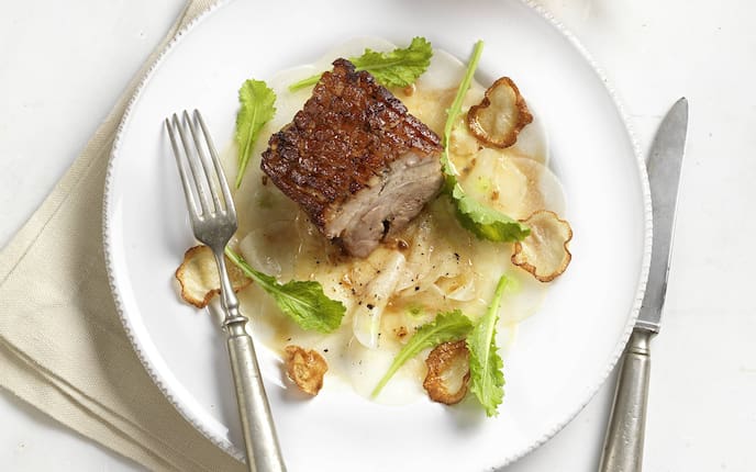 Schweinebauch auf Mairüben-Salat (Bild: Eisenhut & Mayer)