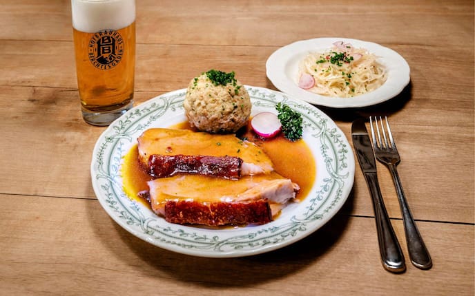 Schweinebraten mit Semmelknödel und Krautsalat, Bier, Rezept