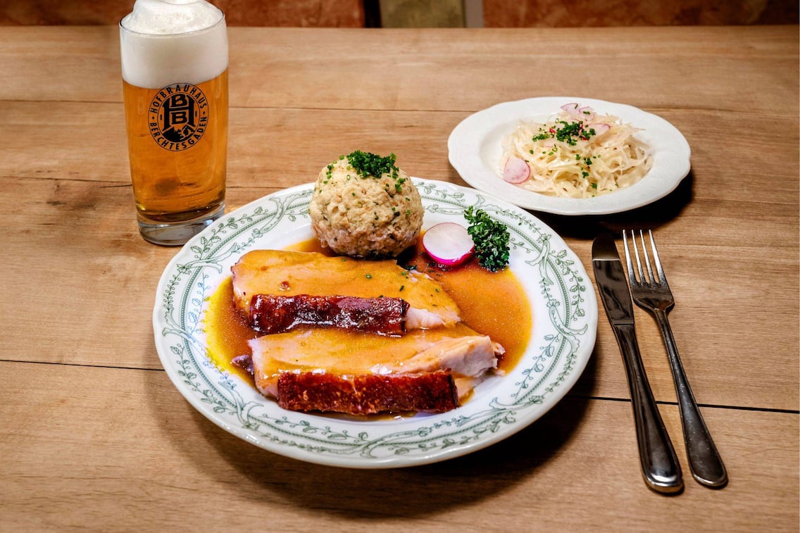 Schweinebraten mit Semmelknödel und Krautsalat, Bier, Rezept