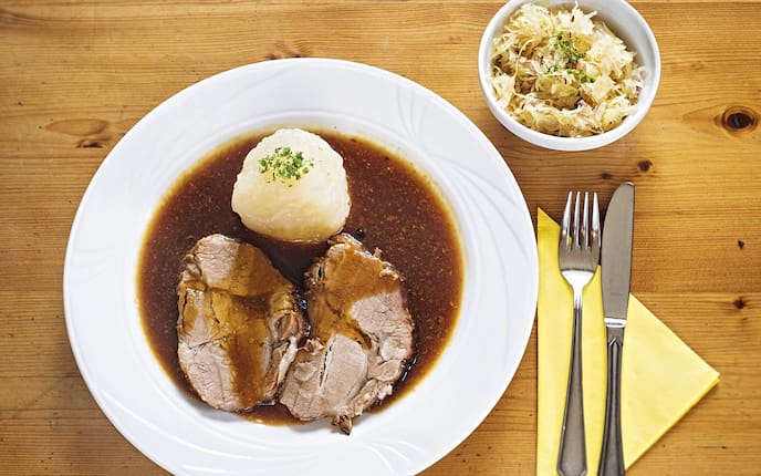 Schweinsbraten mit Kartoffelknödeln und Sauerkraut (Bild: Christof Wagner)