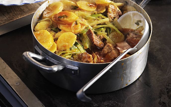 Schweinsripperl mit Ruim-Granl, Kochtopf, Suppenschöpfer, Suppenteller, Deckel, Erdäpfel, Fleisch, Eintopf, Gemüse, Hauptspeise, Fleisch, Servus Rezept, Omas Kochbuch