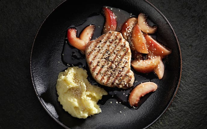 Schweinsrückensteak mit Pfirsichen und Erdäpfelpüree (Bild: Eisenhut & Mayer)