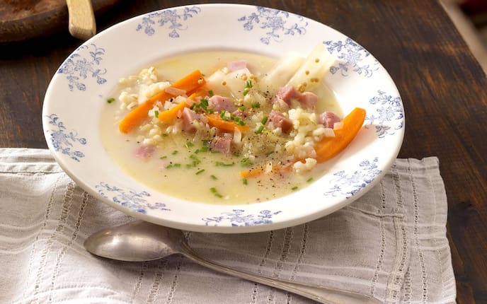 Rezept Selchsuppe mit Graupen (Bild: Eisenhut & Mayer)