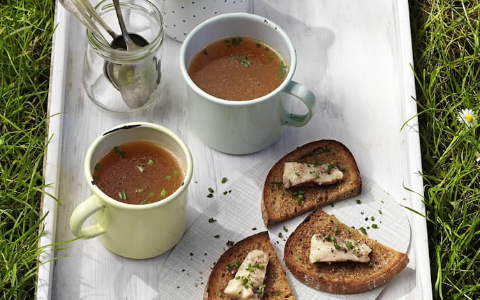 Sommerliche Rindsuppe (Bild: Eisenhut & Mayer)