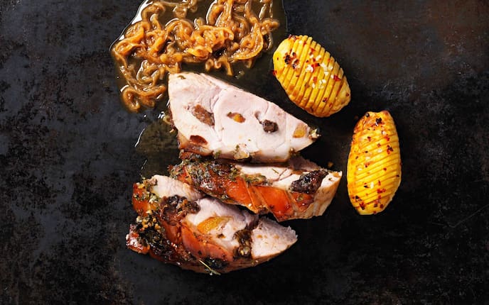 Spanferkelkeule mit Dörrzwetschken und kandierten Orangen gespickt (Bild: Eisenhut & Mayer)