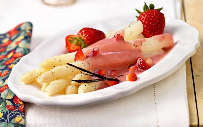 Süßer Spargel in Erdbeermilch, Servus, Rezept