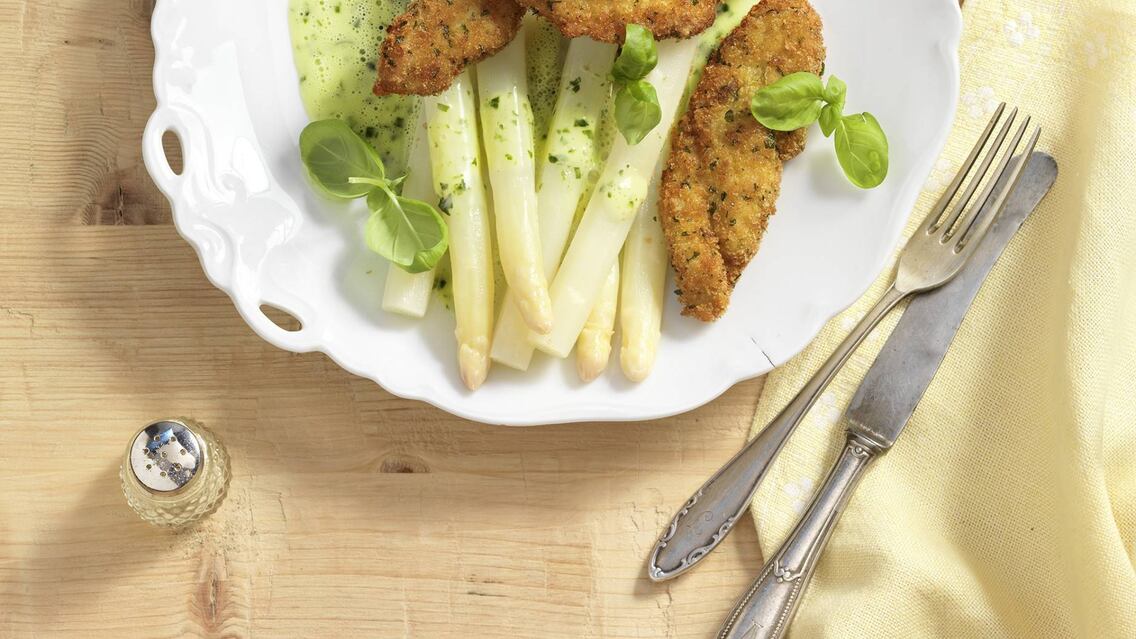 Spargel mit gebackener Hähnchenbrust - Rezept - Servus Spargel mit gebackener Hähnchenbrust - Rezept - Servus