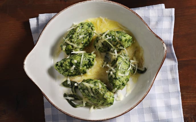 Spinatknödel, Salbeibutter, geriebener Käse, Blattspinat, Rezept