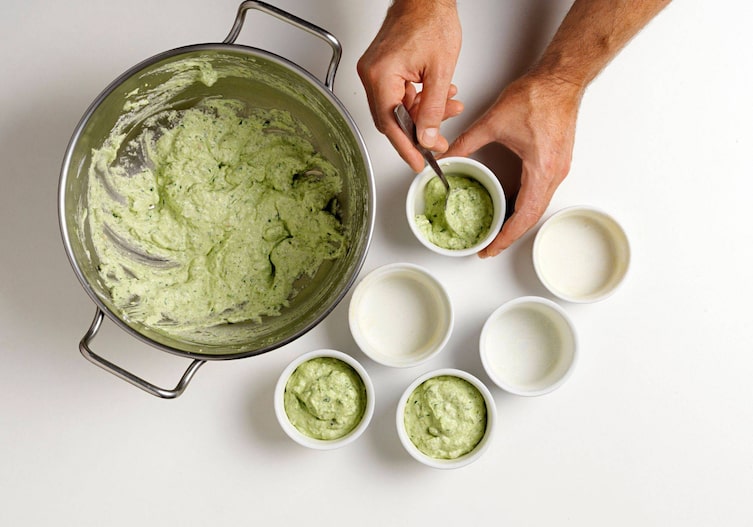 Der Teig wird in Förmchen gefüllt.