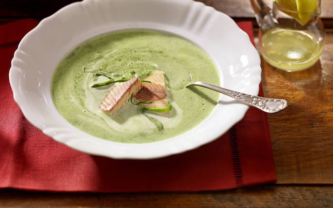 Spinatsuppe, Suppe, Blattspinat, Räucherforelle, Fisch
