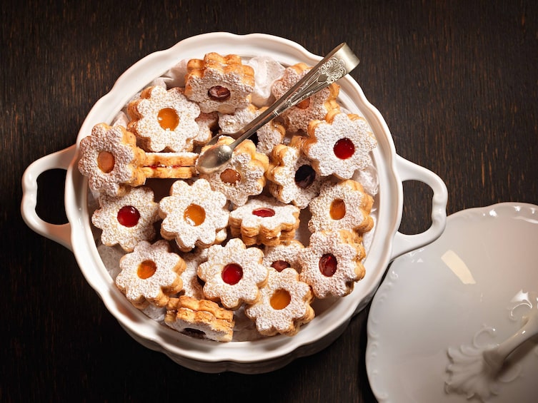 Weihnachtskekse, Weihnachtsbäckerei, Kekse, Plätzen, Mürbteig, Marmeladekekse, Staubzucker, Servus Rezept