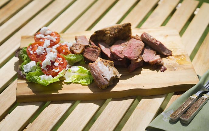 Zum Steak gibt es frischen Salat mit Schafskäse.