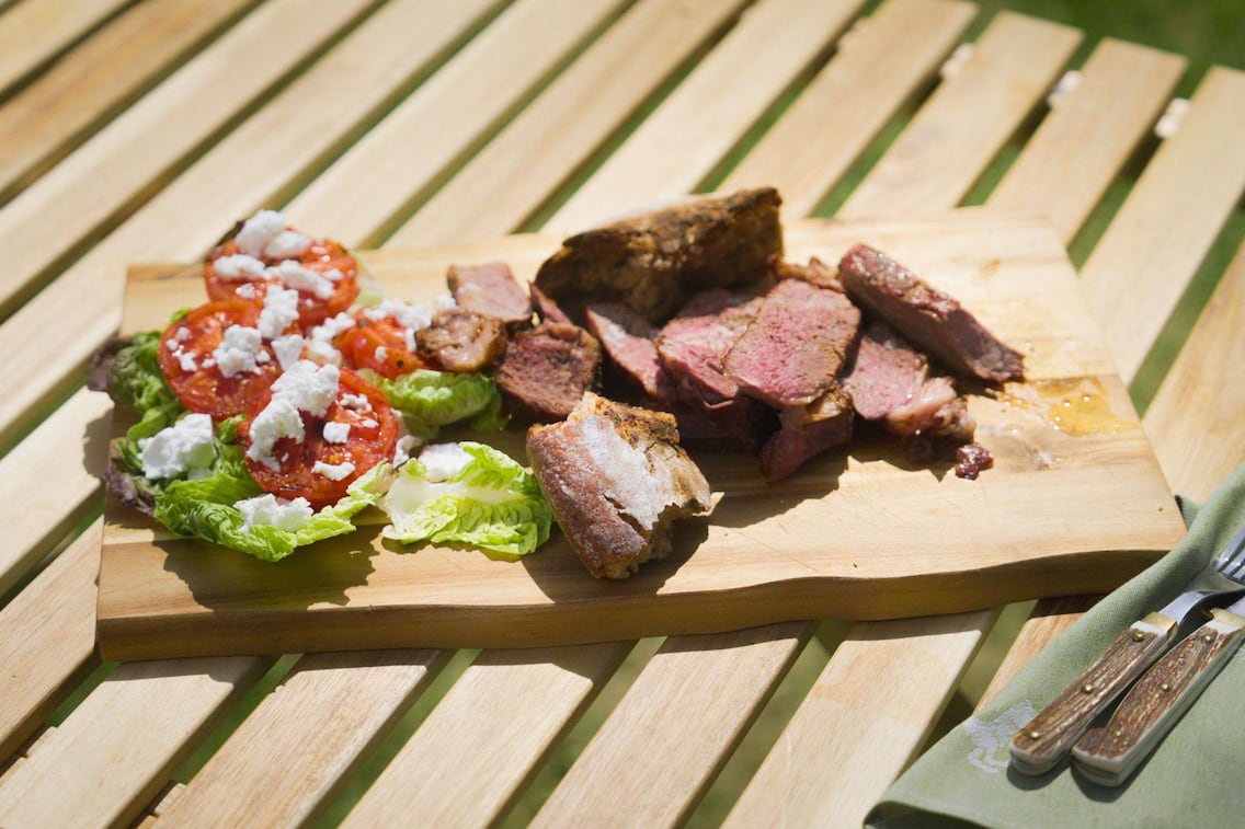 Zum Steak gibt es frischen Salat mit Schafskäse.