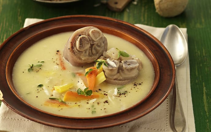 Suppe, Rezept, Servus Rezept, Omas Kochbuch, Schweinshaxe, Wurzelgemüse, Karotten, Cremesuppe, Kräuter, Vorspeise