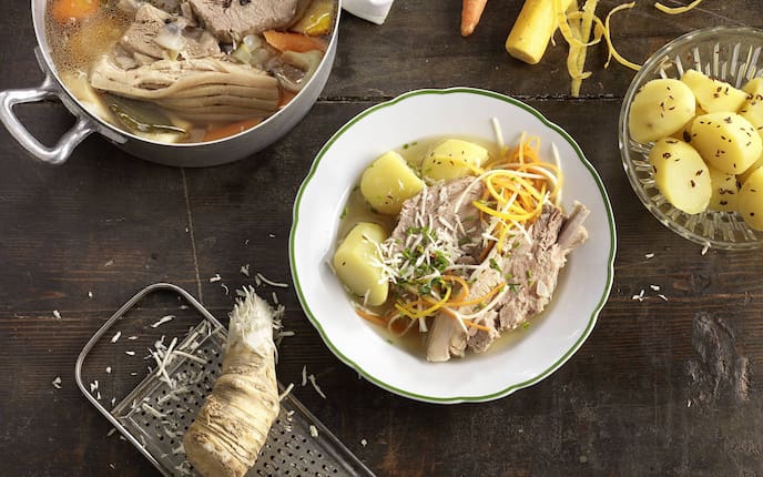 Steirisches Wurzelfleisch, Kümmel, Erdäpfeln, Karotten, Kren, Servus Rezept