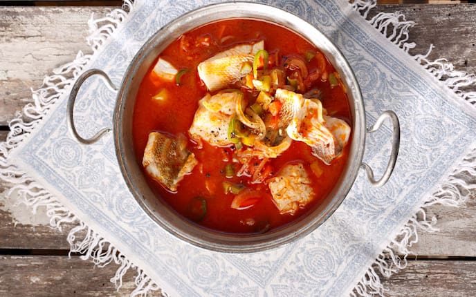 Pannonische Fischsuppe, Karpfen, Paprika, Topf, Tischdecke