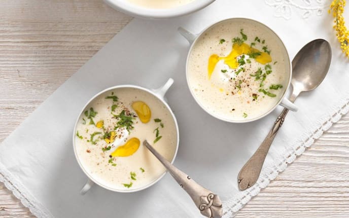 Käsesuppe, Petersilie, Löffel, Tischtuch, Holztisch