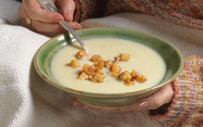 Suppe, Cremesuppe, Karfiolcremesuppe, Croûtons, Karamell-Croûtons, Sesam, Schüssel