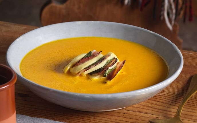 Karottencremesuppe, Karotten, Suppe, Speckäpfel, Speck, Äpfel, Schüssel, Löffel, Holztisch