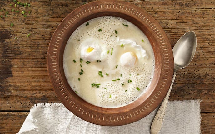 Ochsenaugensuppe, Schnittlauch, Eier, Gedeck, Holztisch