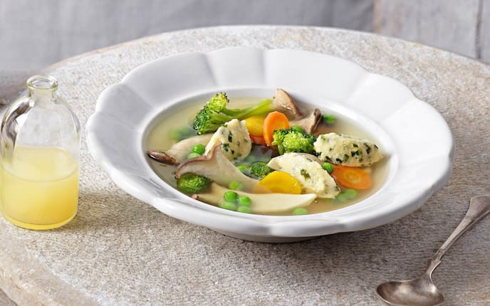 Zitronensaft, Brokkoli, Karotten, Erbsen, gelbe Rüben, Kräuterseitlinge, Nockerl, Schnittlauch, Suppe, Servus Rezept