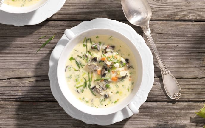 Badisches Schneckensüpple, Suppe, Schnecken, Weinbergschnecken, Karotte, Sellerie, Lauch, Schüssel, Löffel, Holztisch