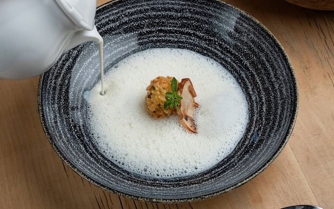 Kohlrabischaumsuppe, Suppe, Steinpilz, Schüssel, Holztisch, Löffel