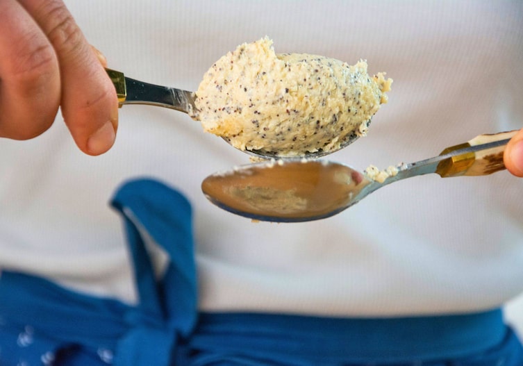 Nockerl-Formen mit zwei feuchten Esslöffeln