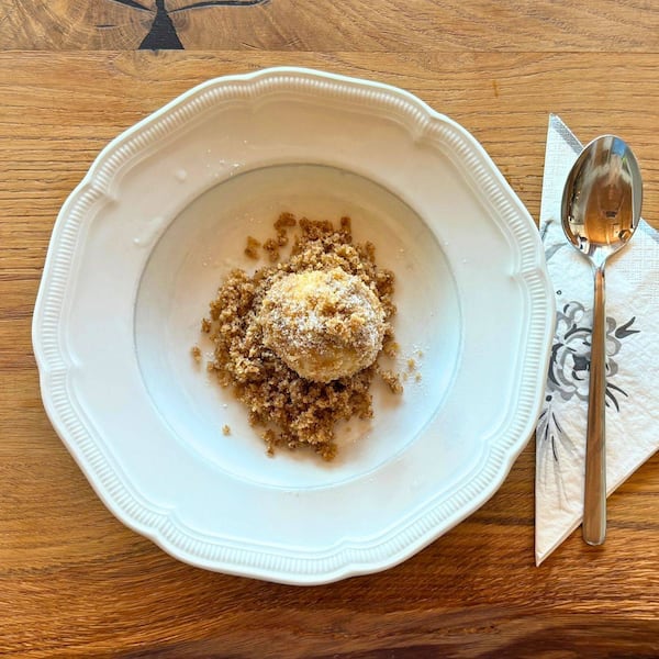 Topfen-Zwetschkenknödel, Paula Bründl, Nuss-Bröseln