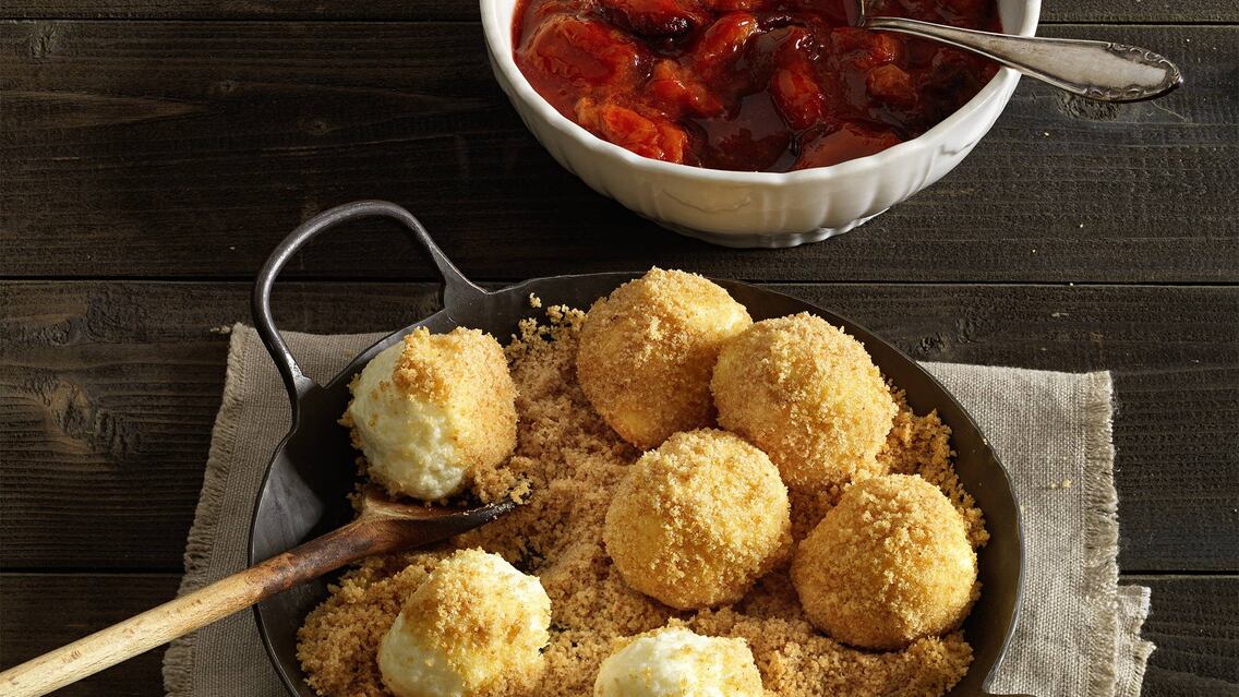 Topfenknödel mit Zwetschkenröster - Rezept - Servus