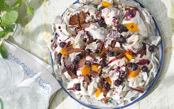 Pawlowa mit Heidelbeeren, Schokolade, Gläser, Obers, Orangen