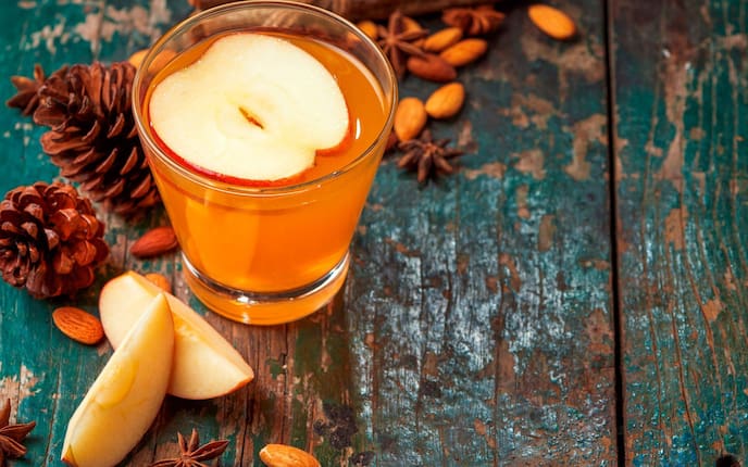 Tee, Apfel, Apfeltee, Glas, Zapfen, Zimtstangen, Sternanis, Mandeln, Trinken, Heissgetränk, Servus Rezept