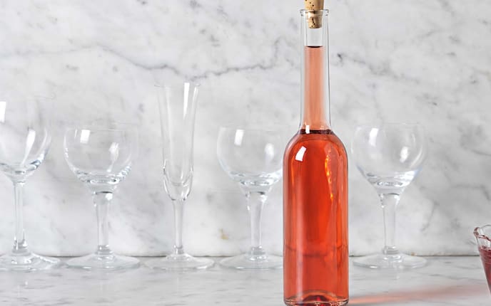 Dirndllikör, Vorratskammer, Schnapsflasche, Marmor, Gläser, Korken