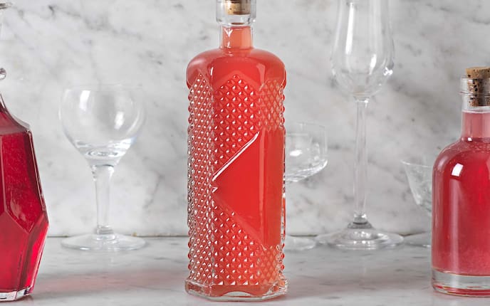 Erdbeerlikör, Schnapsgläser, Korken, Flaschen, Marmor, Servus Rezept