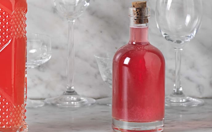 Preiselbeerlikör, Flasche, Korken, Gläser