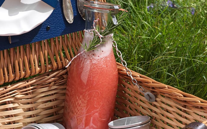 Picknickkorb, Karaffe, Becher, Rosmarin, Limonade, Besteck, Gras