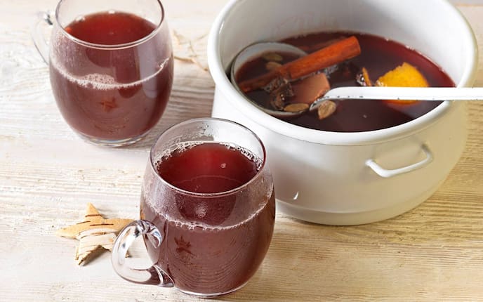 Gewürzpunsch, Zimtstange, Zitrone, Gewürze, Tasse, Topf, Heißgetränk