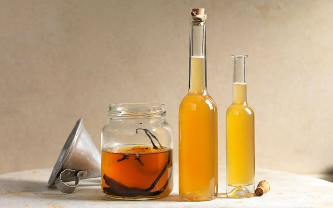 Likör, Einmachglas, Likörflasche, Metalltrichter, Vanillestangen, Zimtnelken, Honig-Nelken-Likör, Servus Rezept, trinken