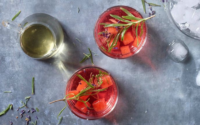 Lavendelbowle, Wassermelone, Weiswürfel, Lavendelzweige, Lavendelblüten, Getränk, Servus Rezept