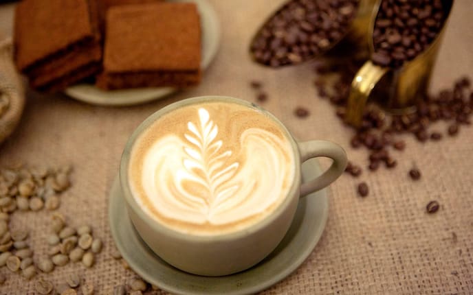 Kuchen, Kaffeebohnen, Tasse, Untertasse, Kaffee