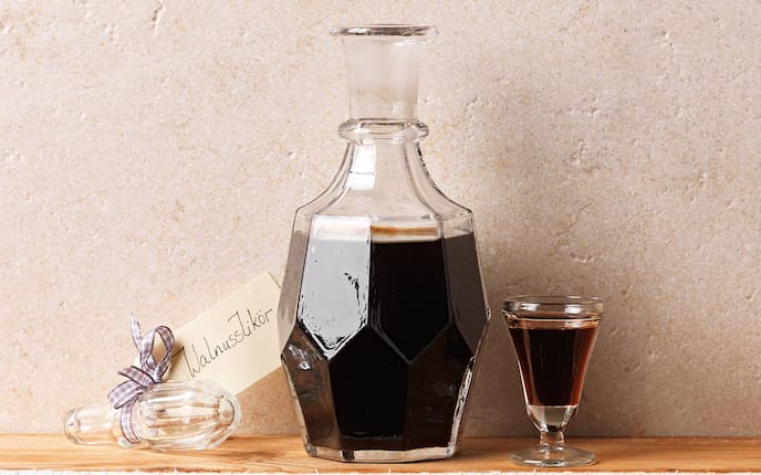 Karaffe, Flasche, Walnuss, Walnusslikör, Glas, Stamperl, Likör
