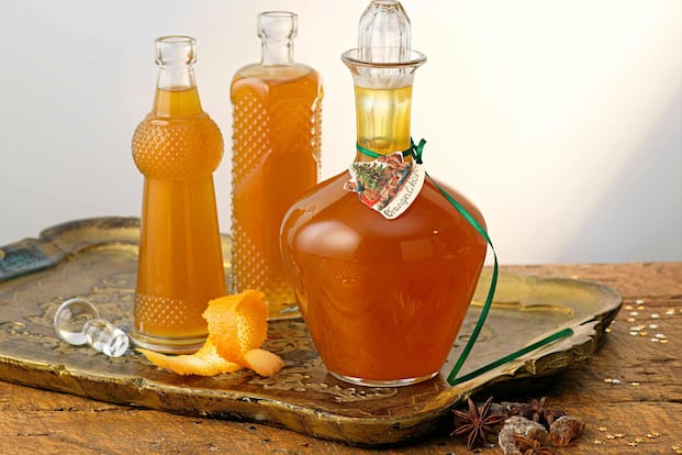 Orangenlikör mit Sternanis - 0:30 h - Rezept - Servus Orangenlikör mit Sternanis - 0:30 h - Rezept - Servus