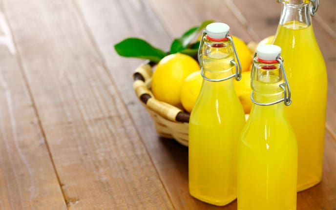 Zitronenlikör, Zitronen, Glasflaschen, Trinken, Servus Rezept