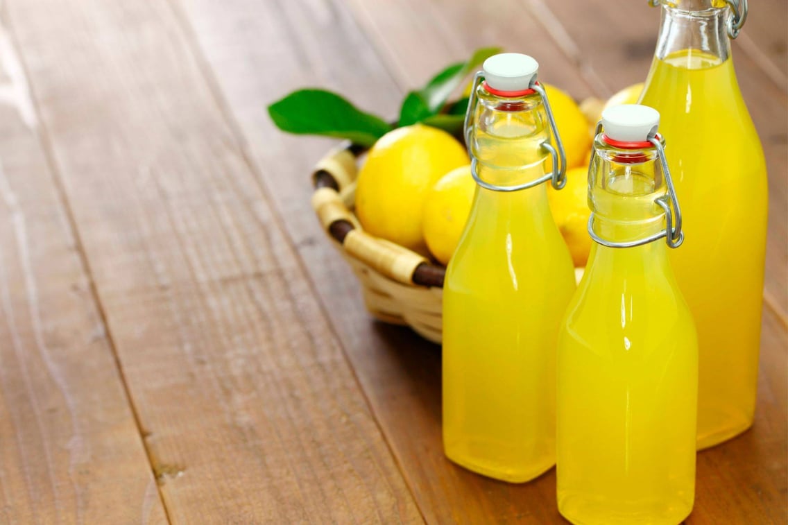 Zitronenlikör, Zitronen, Glasflaschen, Trinken, Servus Rezept