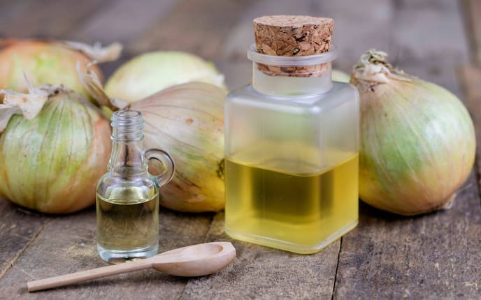 Zwiebel, Flaschen, Holzlöffel, Sirup, Zwiebelsirup, Naturapotheke, Servus Rezept